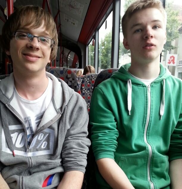 Adrian und Timo feiern gemeinsam in einer Wohnung